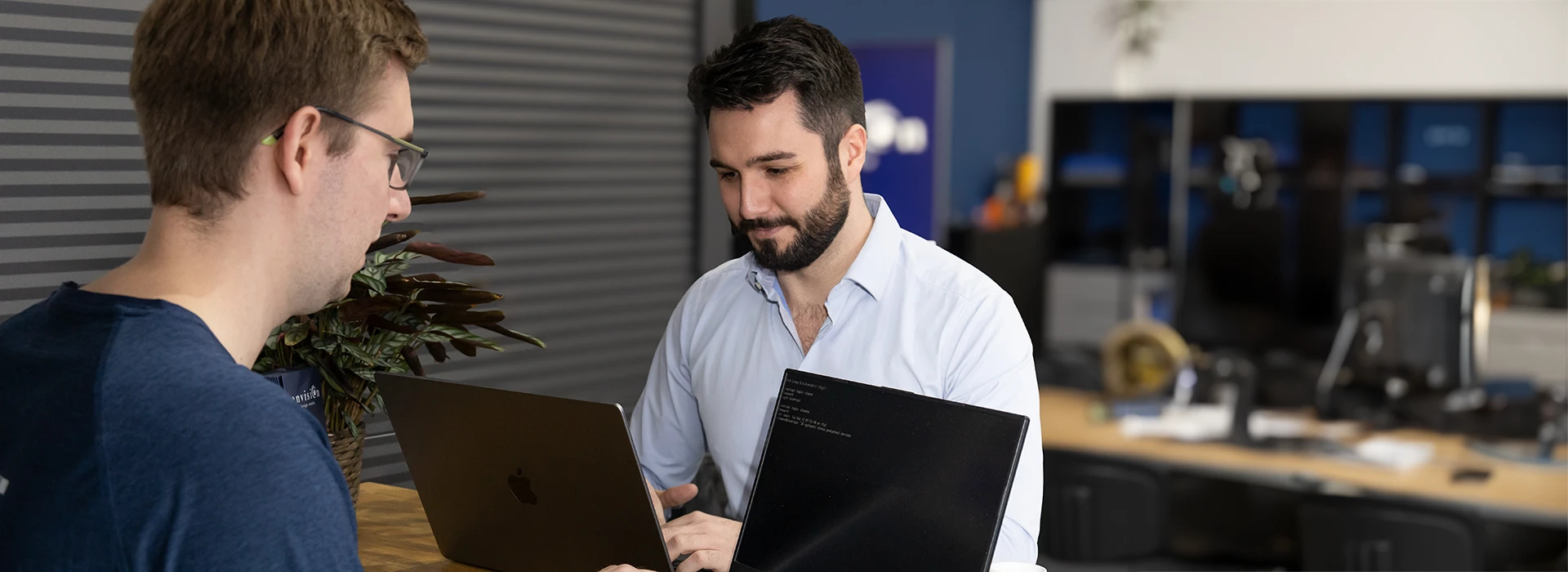 Envision-Team bei der digitalen Kundenberatung am Laptop