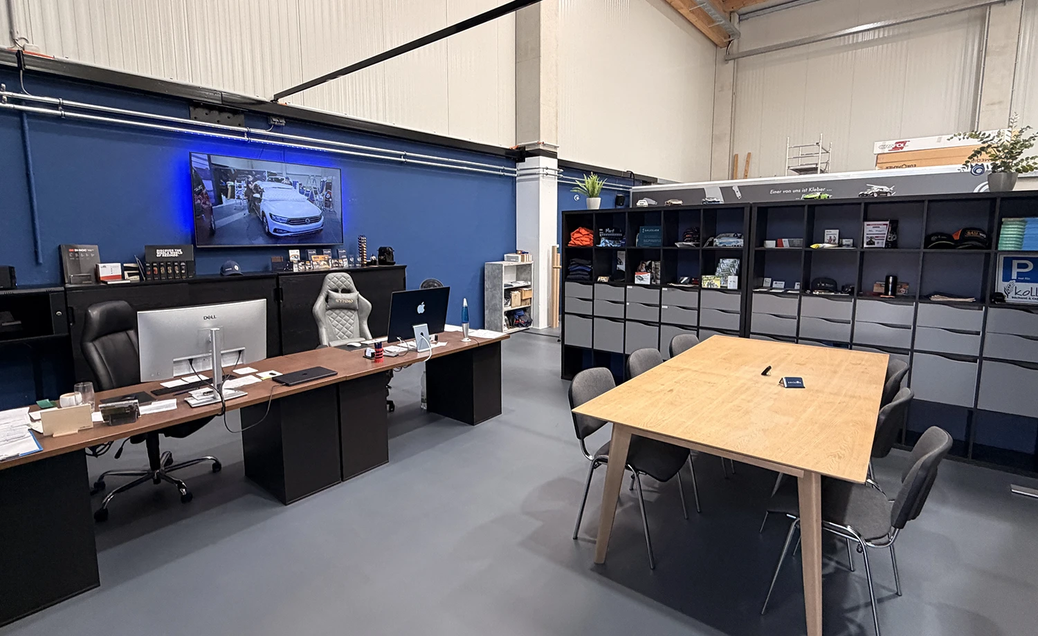 Innenaufnahme des Envision Standorts mit Arbeitsplätzen und Besprechungstisch